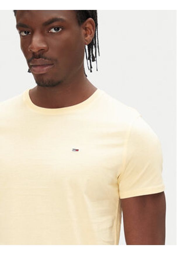 Tommy Jeans T-Shirt DM0DM04411 Żółty Slim Fit. Kolor: żółty. Materiał: bawełna