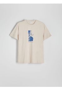 Reserved - T-shirt regular z nadrukiem - beżowy. Kolor: beżowy. Materiał: bawełna, dzianina. Wzór: nadruk