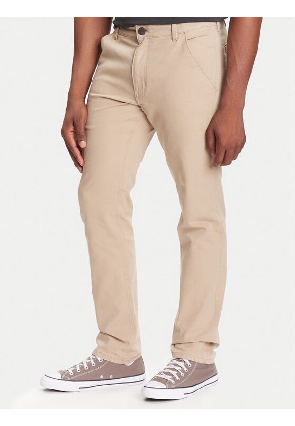 Wrangler Chinosy 112371101 Beżowy Regular Fit. Kolor: beżowy. Materiał: bawełna