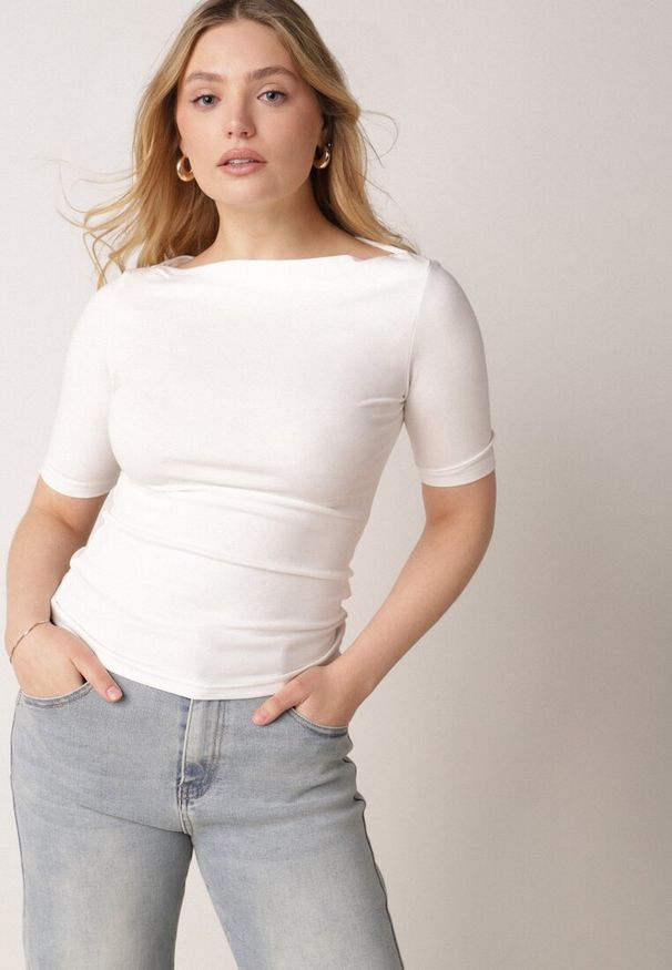 Born2be - Biały Wiskozowy T-shirt o Dopasowanym Kroju z Dekoltem w Łódkę Idahphaeia. Okazja: na co dzień, na spotkanie biznesowe, do pracy. Kolor: biały. Materiał: wiskoza. Wzór: aplikacja. Styl: biznesowy, casual, klasyczny