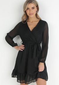 Born2be - Czarna Sukienka Pronestra. Kolor: czarny. Materiał: tkanina, materiał. Wzór: gładki. Typ sukienki: kopertowe. Styl: elegancki. Długość: mini