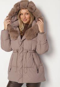 Born2be - Ciemnobeżowa Kurtka z Pikowanymi Przeszyciami i Kapturem z Futerkiem Galiadia. Okazja: na spacer, na co dzień. Kolor: beżowy. Materiał: futro. Styl: casual, klasyczny, sportowy