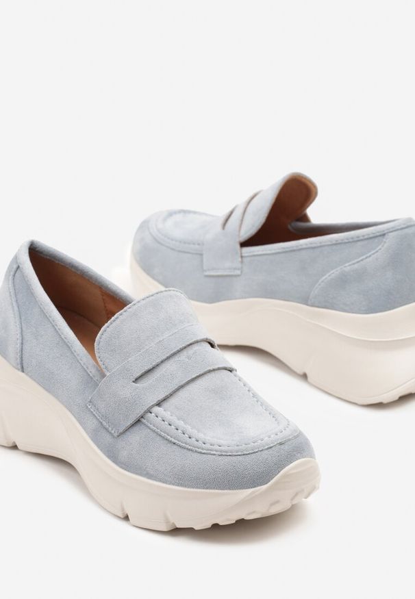 Renee - Niebieskie Półbuty w Stylu Mokasynów na Platformie Viandis. Okazja: na co dzień. Zapięcie: bez zapięcia. Kolor: niebieski. Materiał: jeans. Wzór: aplikacja. Obcas: na platformie. Styl: elegancki, casual