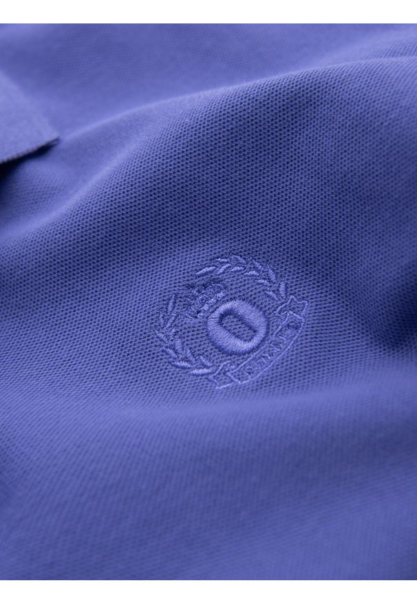 Ombre Clothing - Jednokolorowa koszulka polo męska BASIC z dzianiny pique - fioletowa V12. Okazja: na co dzień. Typ kołnierza: polo. Kolor: fioletowy. Materiał: dzianina. Wzór: haft, aplikacja, jednolity. Styl: sportowy, wizytowy, casual