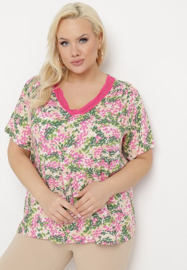Born2be - Różowo-Zielona Wiskozowa Bluzka z Krótkim Rękawem i Dekoltem Typu V-Neck Natloza. Okazja: na co dzień. Typ kołnierza: dekolt w serek. Kolekcja: plus size. Kolor: różowy. Długość: krótkie. Wzór: kwiaty. Materiał: wiskoza. Długość rękawa: krótki rękaw. Styl: casual, elegancki
