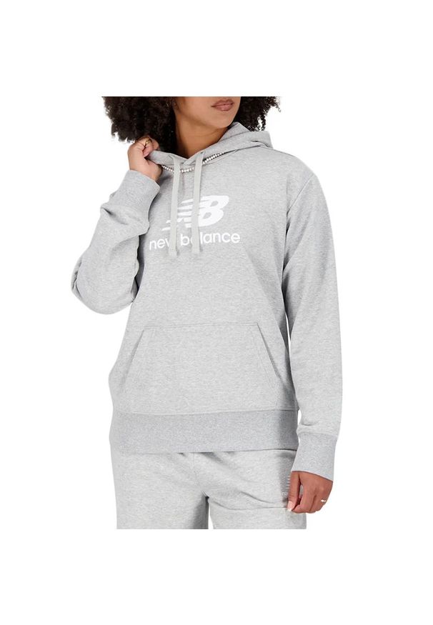 Bluza New Balance WT31533AG - szara. Typ kołnierza: kaptur. Kolor: szary. Materiał: bawełna, poliester, tkanina. Wzór: aplikacja. Styl: klasyczny, sportowy
