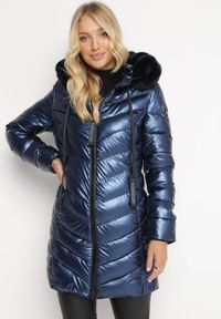 Born2be - Granatowa Pikowana Kurtka z Kapturem Ozdobionym Futerkiem Kavenna. Typ kołnierza: kaptur. Kolor: niebieski. Materiał: futro. Wzór: aplikacja #4