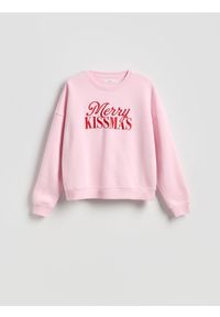 Reserved - Bluza z haftowanym napisem - różowy. Kolor: różowy. Materiał: bawełna. Wzór: haft, napisy