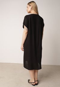 Born2be - Czarna Pudełkowa Sukienka z Lnem i Wiskozą Zdobiona Metalicznym Guzikiem Phisoth. Okazja: na co dzień, do pracy, na spotkanie biznesowe. Kolekcja: plus size. Kolor: czarny. Materiał: wiskoza, len. Wzór: aplikacja. Sezon: lato. Typ sukienki: dla puszystych, proste. Styl: casual, biznesowy, elegancki #6