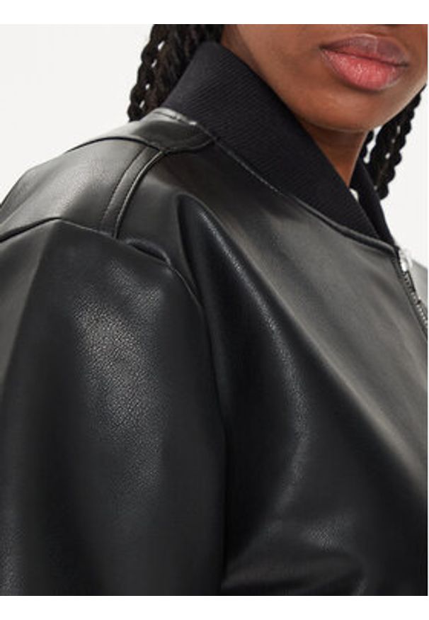 Calvin Klein Jeans Kurtka z imitacji skóry J20J223546 Czarny Regular Fit. Kolor: czarny. Materiał: skóra