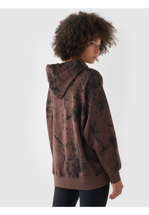 4f - 4F Bluza dresowa oversize nierozpinana z kapturem damska - multikolor XL. Okazja: na co dzień. Typ kołnierza: kaptur. Kolor: wielokolorowy. Materiał: dresówka. Długość rękawa: raglanowy rękaw. Wzór: gładki, ze splotem. Styl: sportowy, casual