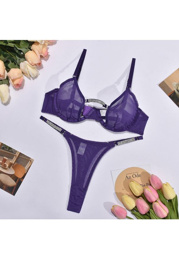 Intica - Komplet bielizny z kryształkami elegancki i wygodny Sinem. Kolor: fioletowy. Materiał: tkanina, materiał. Wzór: aplikacja