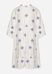 Born2be - Biała Sukienka z Wiskozą o Rozkloszowanym Kroju z Ozdobnym Haftem Arathiel. Okazja: na spacer, na co dzień. Typ kołnierza: dekolt w kształcie V. Kolor: biały. Materiał: wiskoza. Wzór: haft. Sezon: wiosna, lato. Styl: casual, elegancki #5