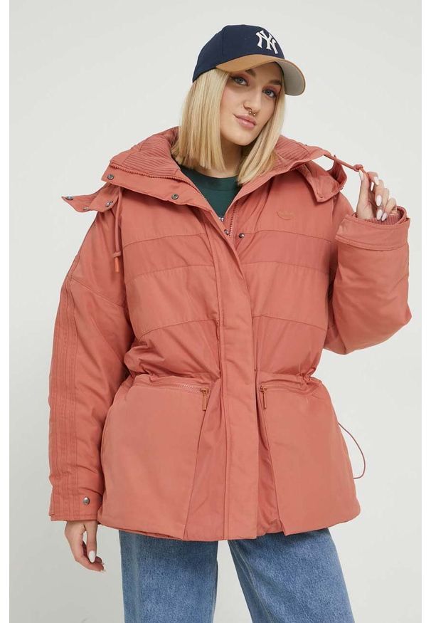 adidas Originals kurtka damska kolor pomarańczowy zimowa oversize. Kolor: pomarańczowy. Materiał: materiał. Sezon: zima