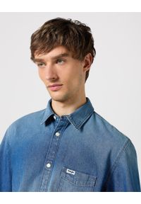 Wrangler - WRANGLER SS 1 PKT SHIRT MĘSKA KOSZULA JEANSOWA MID STONE 112350183. Materiał: jeans