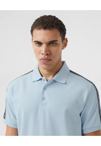 Burberry - BURBERRY - Jasnoniebieska koszulka polo. Okazja: na co dzień. Typ kołnierza: polo. Kolor: niebieski. Materiał: bawełna. Wzór: nadruk. Styl: elegancki, casual #3