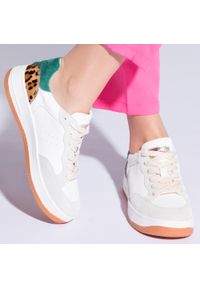 Wittchen - Damskie sneakersy skórzane ze wstawką z motywem zwierzęcym biało-zielone. Nosek buta: okrągły. Kolor: zielony, biały, wielokolorowy. Materiał: skóra. Wzór: motyw zwierzęcy. Obcas: na platformie. Sport: turystyka piesza #8