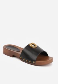 Born2be - Czarne Klapki z Metaliczną Ozdobą i Nitami Noriche. Okazja: na co dzień. Kolor: czarny. Wzór: aplikacja. Styl: casual, klasyczny #5