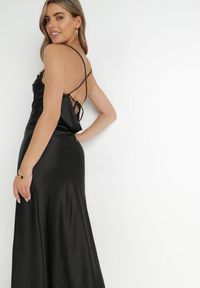 Born2be - Czarna Sukienka Satynowa Chrentizo. Kolor: czarny. Materiał: satyna. Długość rękawa: na ramiączkach. Wzór: gładki. Styl: wizytowy. Długość: maxi #6