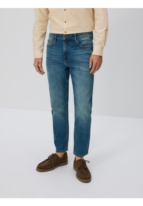 Reserved - Jeansy carrot slim z efektem sprania - indigo jeans