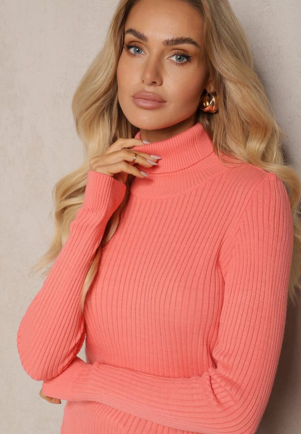 Renee - Różowy Klasyczny Golf Prążkowany Solrelia. Okazja: do pracy, na co dzień. Typ kołnierza: golf. Kolor: różowy. Materiał: prążkowany. Długość rękawa: długi rękaw. Długość: długie. Sezon: jesień, zima. Styl: klasyczny
