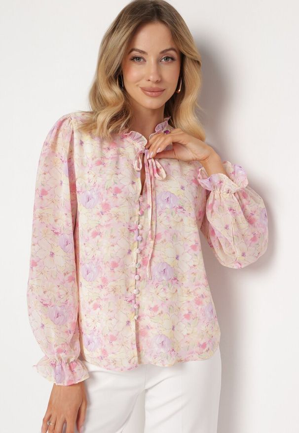 Born2be - Różowa Koszula z Delikatnym Kwiatowym Wzorem i Wiązaniem Przy Dekolcie Viralla. Kolor: różowy. Wzór: kwiaty. Styl: retro, elegancki
