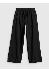 4f - 4F Spodnie dresowe z szerokimi nogawkami dziewczęce - czarne 134/140 (8-10 lat). Okazja: na spacer, na co dzień, na uczelnię. Kolor: czarny. Materiał: dresówka. Sezon: lato. Styl: casual #1