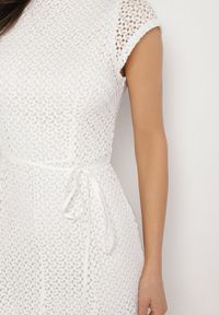 Born2be - Biała Rozkloszowana Sukienka z Ażurowym Wzorem i Paskiem Galindella. Kolor: biały. Wzór: ażurowy. Styl: klasyczny #6