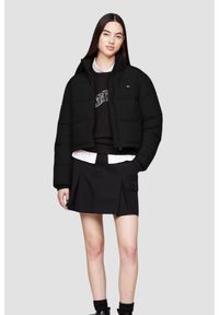Tommy Jeans - TOMMY JEANS Czarna kurtka damska z drobnym logo, Rozmiar M. Okazja: na co dzień. Kolor: czarny. Materiał: syntetyk, poliester. Styl: casual, elegancki