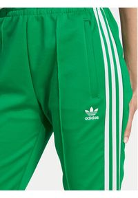Adidas - adidas Spodnie dresowe adicolor SST IK6601 Zielony Slim Fit. Kolor: zielony. Materiał: bawełna #3