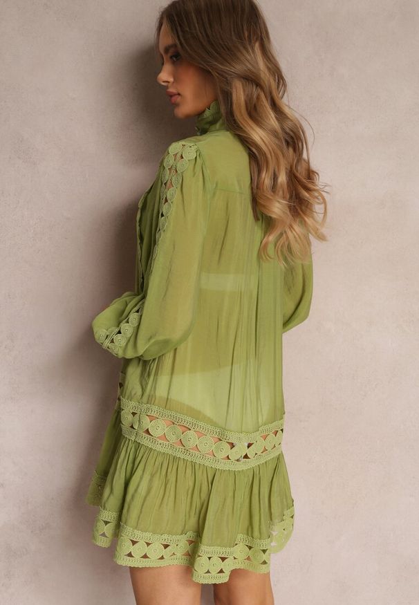 Renee - Zielona Koronkowa Tunika Pudełkowa z Falbaną Nawal. Typ kołnierza: kołnierzyk stójkowy. Kolor: zielony. Materiał: koronka. Wzór: aplikacja. Styl: boho