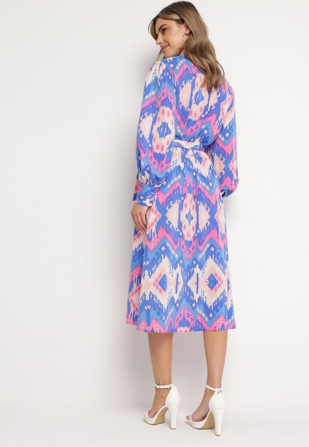 Born2be - Niebiesko-Różowa Koszulowa Sukienka Midi z Etno Wzorem i Wiązanym Paskiem Mithera. Kolor: niebieski. Typ sukienki: koszulowe. Styl: etno. Długość: midi