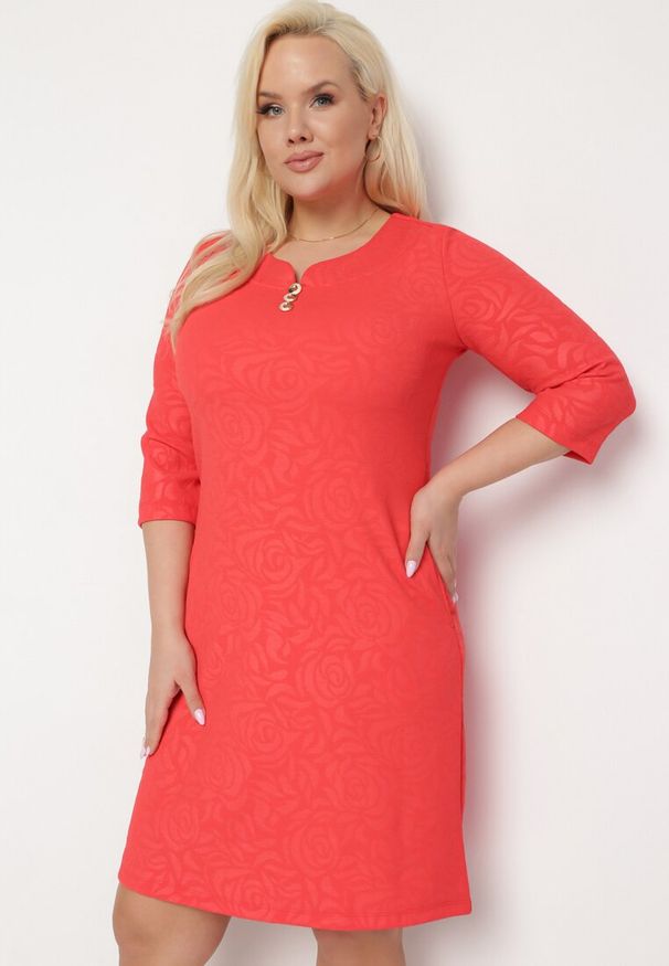 Born2be - Czerwona Trapezowa Sukienka z Ozdobnymi Guzikami Przy Dekolcie Alimanis. Kolekcja: plus size. Kolor: czerwony. Wzór: kwiaty. Typ sukienki: trapezowe. Styl: elegancki