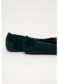 Tory Burch - Baleriny zamszowe. Nosek buta: okrągły. Kolor: niebieski. Materiał: zamsz. Szerokość cholewki: normalna. Obcas: na obcasie. Wysokość obcasa: niski #4
