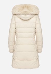 Born2be - Jasnobeżowa Pikowana Kurtka z Kapturem i Futerkiem z Możliwością Odpięcia Taralina. Okazja: na spacer, na co dzień. Typ kołnierza: kaptur. Kolor: beżowy. Materiał: futro. Styl: casual, klasyczny #2