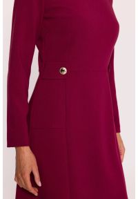 Stylove - Elegancka sukienka trapezowa z patkami w talii bordowa. Okazja: na spotkanie biznesowe, do pracy. Kolor: czerwony, brązowy. Typ sukienki: trapezowe. Styl: elegancki #3