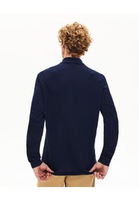 Lacoste - LACOSTE - Granatowy t-shirt polo z długim rękawem Regular Fit. Typ kołnierza: polo. Kolor: niebieski. Materiał: jeans, bawełna. Długość rękawa: długi rękaw. Długość: długie. Sezon: jesień. Styl: klasyczny #4