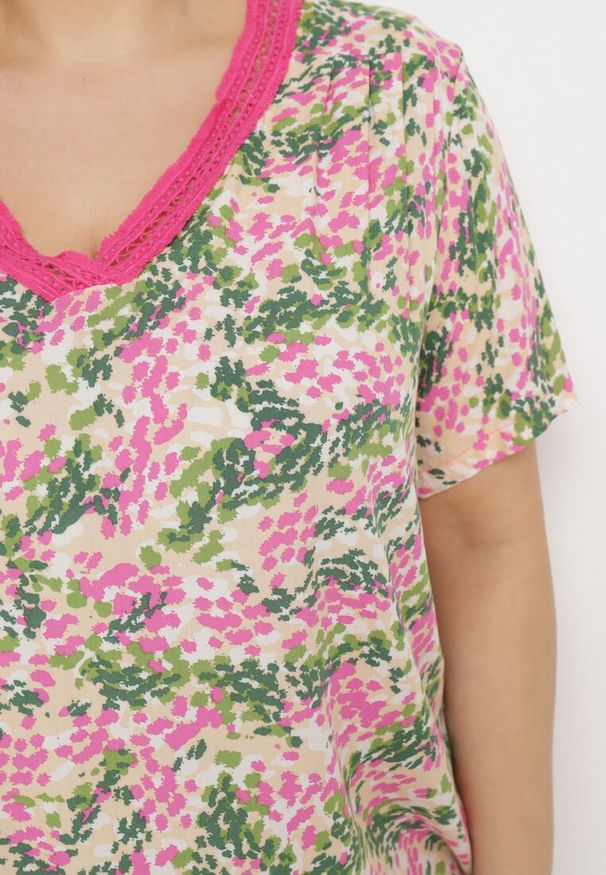 Born2be - Różowo-Zielona Wiskozowa Bluzka z Krótkim Rękawem i Dekoltem Typu V-Neck Natloza. Okazja: na co dzień. Typ kołnierza: dekolt w serek. Kolekcja: plus size. Kolor: różowy. Długość: krótkie. Wzór: kwiaty. Materiał: wiskoza. Długość rękawa: krótki rękaw. Styl: casual, elegancki