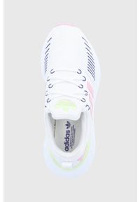 adidas Originals buty dziecięce Swift Run GZ0798 kolor biały. Nosek buta: okrągły. Zapięcie: sznurówki. Kolor: biały. Materiał: guma. Obcas: na platformie. Sport: bieganie
