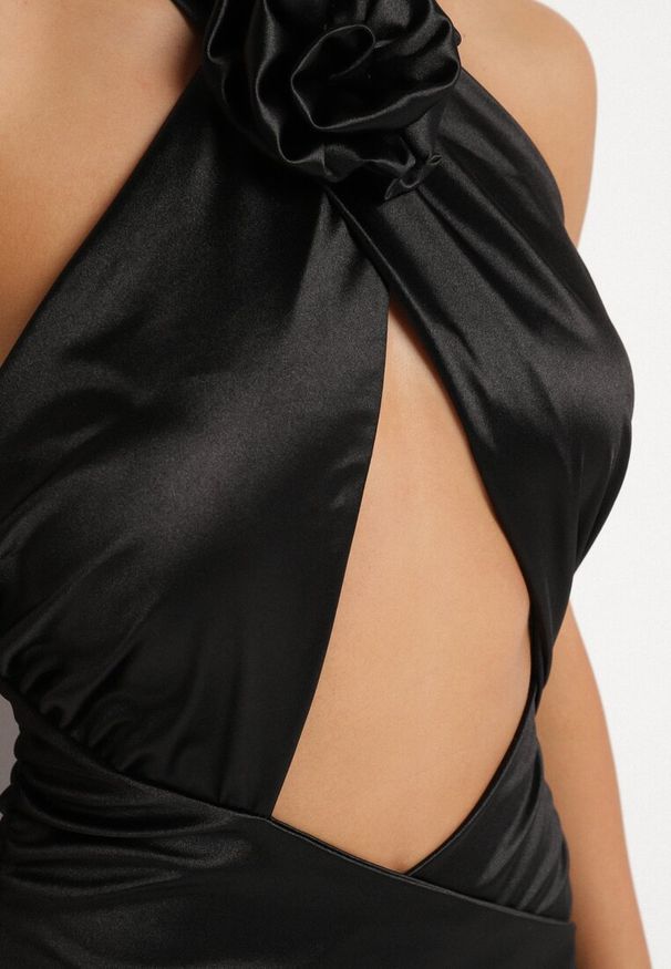 Born2be - Czarna Satynowa Sukienka Wiązana na Szyi z Wycięciem pod Biustem i Różyczką Roneza. Kolor: czarny. Materiał: satyna. Styl: elegancki