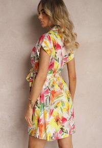 Renee - Żółto-Biała Rozkloszowana Sukienka Mini z Kołnierzem i Krótkim Rękawem z Bawełny w Kwiaty Thatine. Typ kołnierza: kołnierzyk klasyczny. Kolor: żółty. Materiał: bawełna. Długość rękawa: krótki rękaw. Wzór: kwiaty. Typ sukienki: koszulowe. Styl: klasyczny. Długość: mini