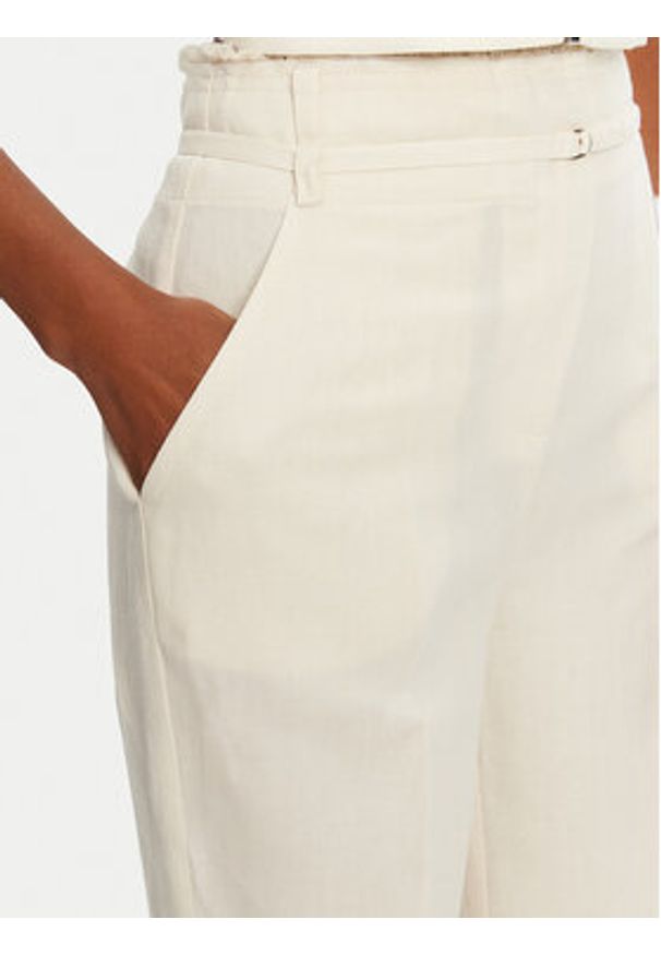 Patrizia Pepe Spodnie materiałowe 2P1659 A052 B823 Écru Regular Fit. Materiał: wiskoza, len