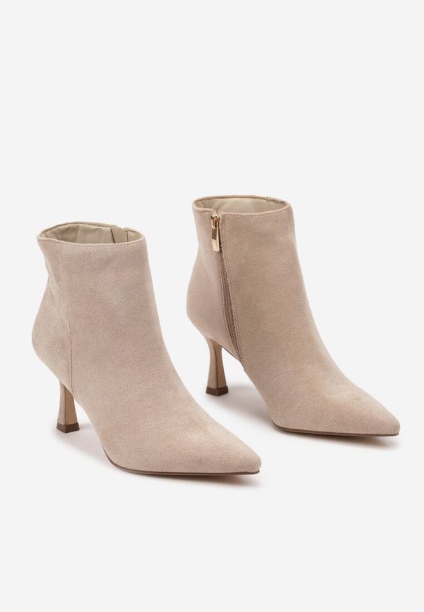 Born2be - Ciemnobeżowe Klasyczne Botki Vices na Szplice z Dopasowaną Cholewką Ravindra. Okazja: na co dzień. Kolor: beżowy. Szerokość cholewki: normalna. Sezon: jesień, wiosna. Styl: klasyczny