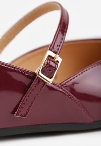 Renee - Bordowe Balerinki Vices z Paseczkiem ze Sprzączką i Ozdobnym Przeszyciem Desorila. Okazja: na co dzień. Nosek buta: okrągły. Zapięcie: sprzączka. Kolor: czerwony. Sezon: wiosna, lato. Styl: casual, elegancki #5