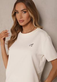 Renee - Jasnobeżowy T-shirt Zdobiony Minimalistycznym Haftem Galeneria. Okazja: na co dzień. Kolor: beżowy. Materiał: jeans. Wzór: aplikacja, haft. Styl: klasyczny, elegancki, casual #3