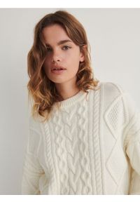 Reserved - Sweter o warkoczowym splocie - złamana biel. Materiał: dzianina. Wzór: ze splotem