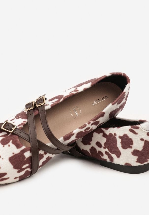 Renee - Brązowo-Białe Balerinki Vices Mary Jane w Krowie Łaty z Wkładką ze Skóry Naturalnej Rilomia. Okazja: na co dzień. Zapięcie: pasek. Kolor: brązowy. Materiał: skóra. Styl: casual, elegancki