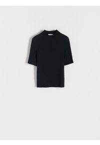 Reserved - Dzianinowy t-shirt z golfem - czarny. Typ kołnierza: golf. Kolor: czarny. Materiał: dzianina #1