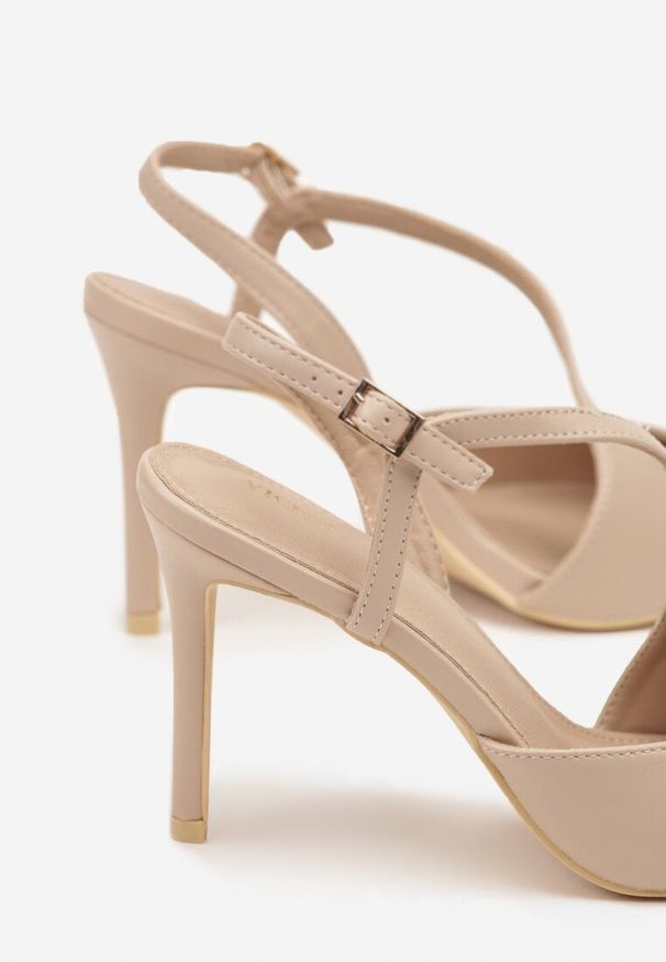 Renee - Beżowe Asymetryczne Sandały Vices na Obcasie ze Szpiczastym Noskiem Niriese. Okazja: na co dzień. Nosek buta: szpiczasty. Zapięcie: pasek. Kolor: beżowy. Materiał: jeans. Obcas: na obcasie. Styl: casual, elegancki. Wysokość obcasa: średni