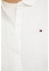 TOMMY HILFIGER - Tommy Hilfiger koszula lniana kolor biały relaxed z kołnierzykiem klasycznym. Typ kołnierza: kołnierzyk klasyczny. Kolor: biały. Materiał: len. Długość rękawa: krótki rękaw. Długość: krótkie. Styl: klasyczny #5